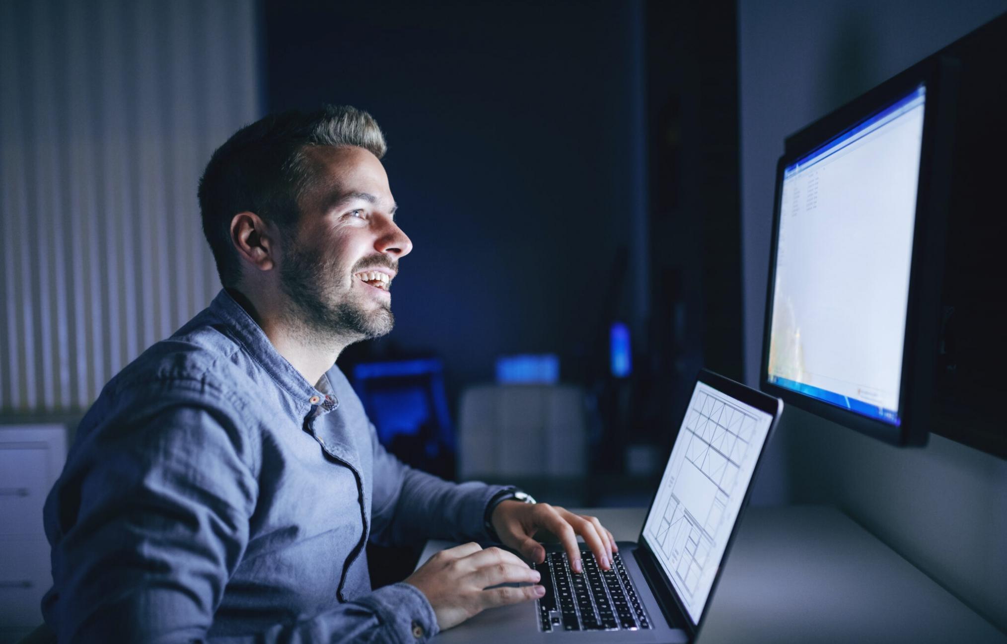 Équipe en session d'analyse des processus de contrôle